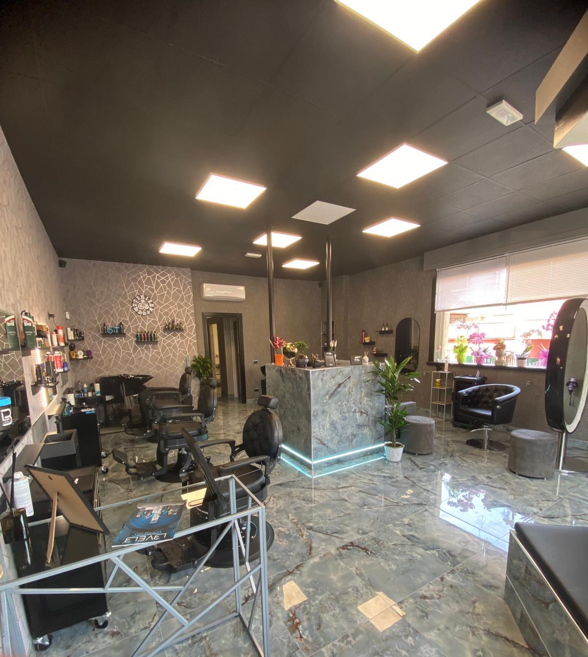Il bancone in marmo di Alterego Hair Studio